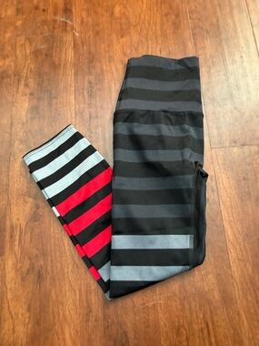 K-Deer Womens Striped Kids Performance Leggings - Black, Gray & Red Size S